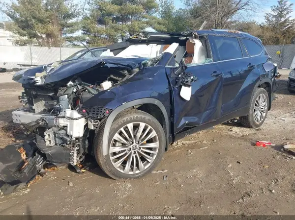 5TDFZRBH9MS126402 2021 TOYOTA HIGHLANDER - Image 2