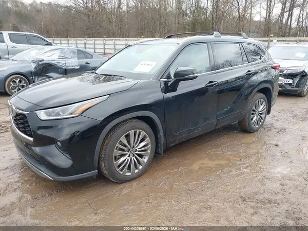 5TDFZRBH9NS176962 2022 TOYOTA HIGHLANDER - Image 2