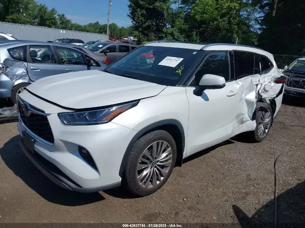 5TDFZRBH9NS189582 2022 TOYOTA HIGHLANDER - Image 2