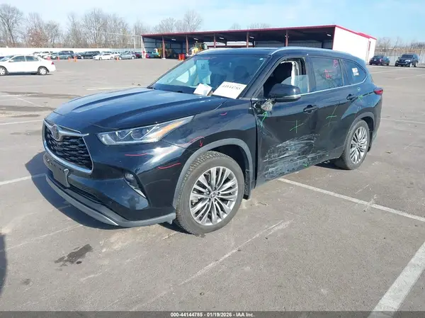 5TDFZRBHXMS070857 2021 TOYOTA HIGHLANDER - Image 2