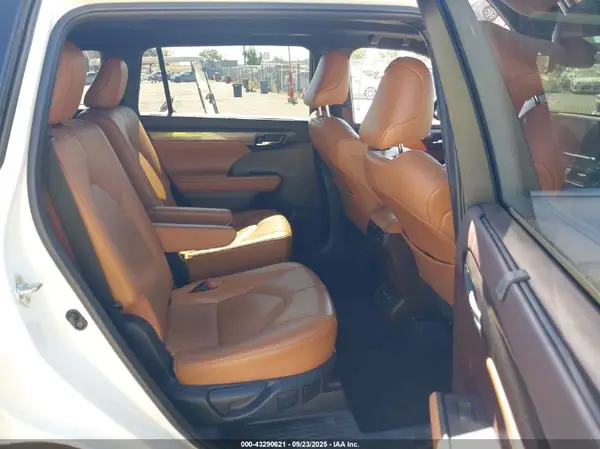 5TDFZRBHXMS109897 2021 TOYOTA HIGHLANDER - Image 8