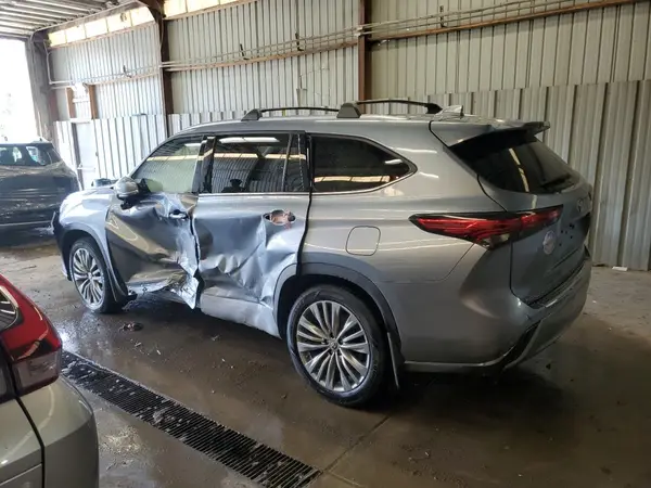 5TDFZRBHXNS167686 2022 TOYOTA HIGHLANDER - Image 2