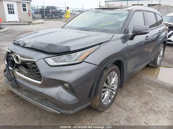 5TDFZRBHXNS253404 2022 TOYOTA HIGHLANDER - Image 2