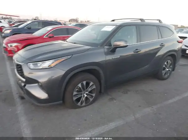 5TDGARAH6LS503313 2020 TOYOTA HIGHLANDER - Image 2