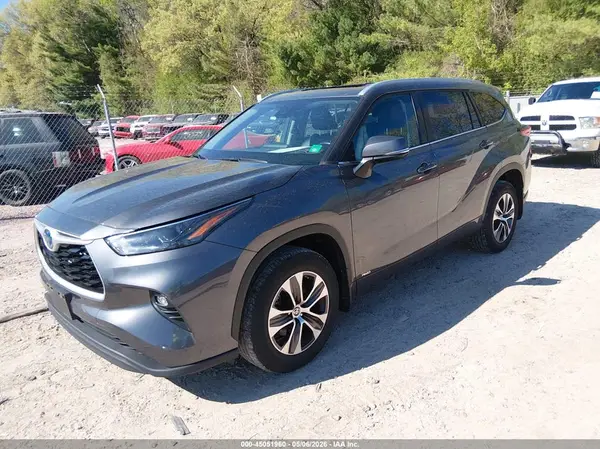 5TDGBRCH0NS538605 2022 TOYOTA HIGHLANDER - Image 2