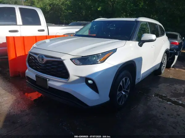 5TDGBRCH0NS546512 2022 TOYOTA HIGHLANDER - Image 2