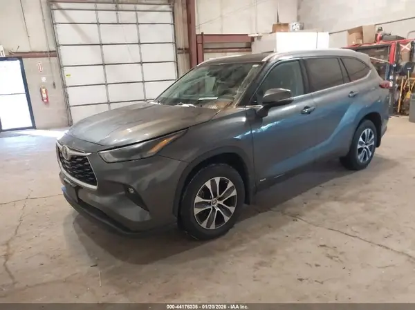 5TDGBRCH0NS556750 2022 TOYOTA HIGHLANDER - Image 2