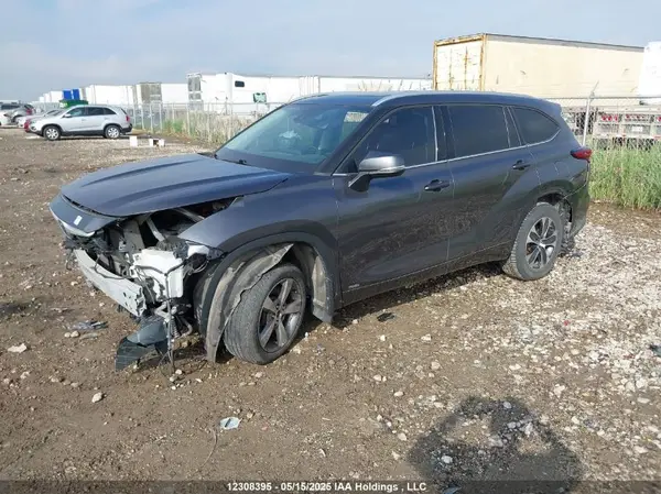 5TDGBRCH1NS078595 2022 TOYOTA HIGHLANDER - Image 2