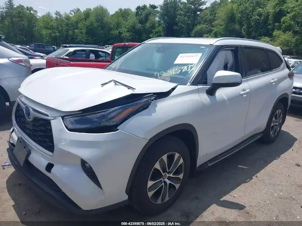 5TDGBRCH1NS546017 2022 TOYOTA HIGHLANDER - Image 2