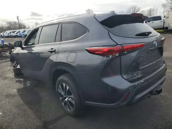 5TDGBRCH1NS550651 2022 TOYOTA HIGHLANDER - Image 2