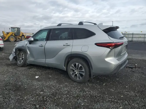 5TDGBRCH1NS561648 2022 TOYOTA HIGHLANDER - Image 2