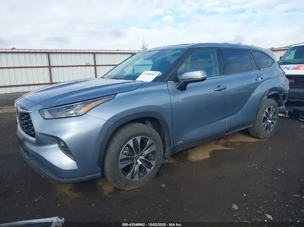 5TDGBRCH2NS095972 2022 TOYOTA HIGHLANDER - Image 2