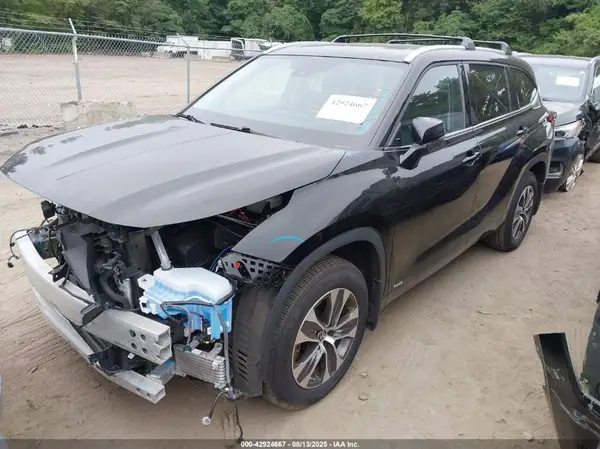 5TDGBRCH2NS559911 2022 TOYOTA HIGHLANDER - Image 2