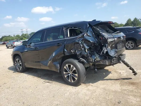 5TDGBRCH3MS536586 2021 TOYOTA HIGHLANDER - Image 2