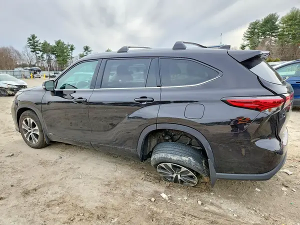 5TDGBRCH3NS095754 2022 TOYOTA HIGHLANDER - Image 2