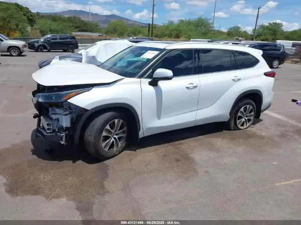 5TDGBRCH3NS545533 2022 TOYOTA HIGHLANDER - Image 2