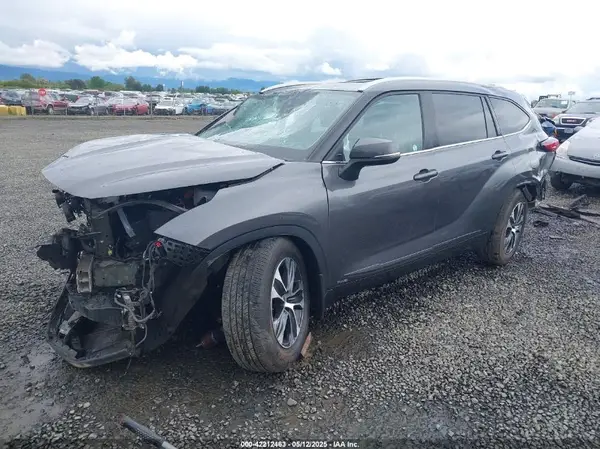 5TDGBRCH3NS554877 2022 TOYOTA HIGHLANDER - Image 2