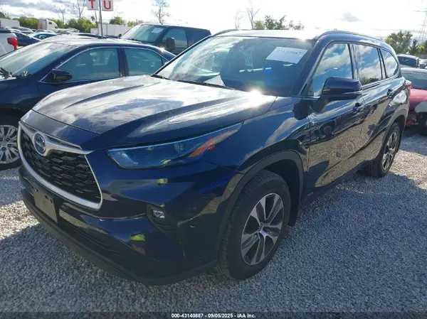 5TDGBRCH3NS561778 2022 TOYOTA HIGHLANDER - Image 2