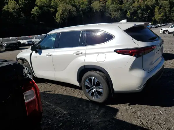 5TDGBRCH4MS048943 2021 TOYOTA HIGHLANDER - Image 2