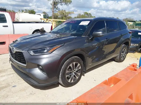 5TDGBRCH4MS532983 2021 TOYOTA HIGHLANDER - Image 2