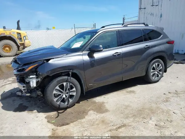 5TDGBRCH4NS545203 2022 TOYOTA HIGHLANDER - Image 2