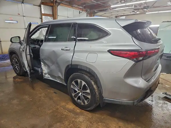 5TDGBRCH4NS545279 2022 TOYOTA HIGHLANDER - Image 2
