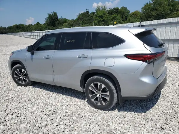 5TDGBRCH4NS546156 2022 TOYOTA HIGHLANDER - Image 2
