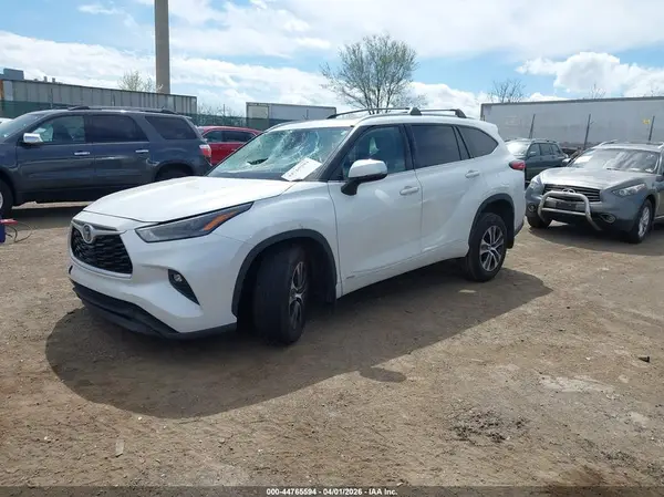 5TDGBRCH4NS547923 2022 TOYOTA HIGHLANDER - Image 2