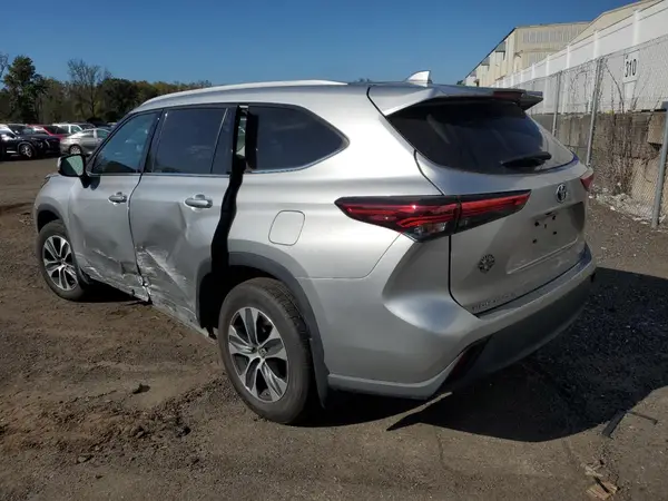 5TDGBRCH4NS558971 2022 TOYOTA HIGHLANDER - Image 2