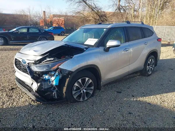 5TDGBRCH4NS561319 2022 TOYOTA HIGHLANDER - Image 2