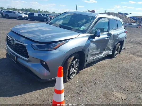 5TDGBRCH5MS026952 2021 TOYOTA HIGHLANDER - Image 2