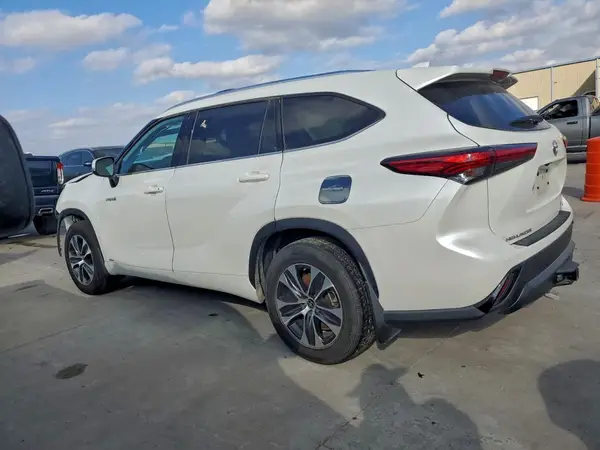 5TDGBRCH5MS530305 2021 TOYOTA HIGHLANDER - Image 2