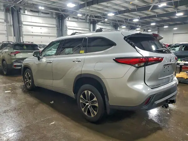 5TDGBRCH5MS531003 2021 TOYOTA HIGHLANDER - Image 2