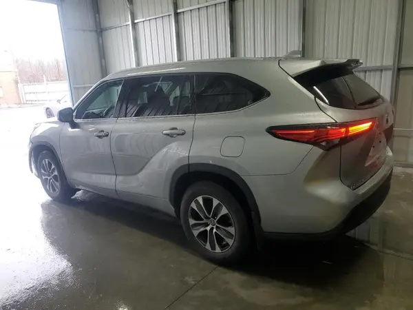 5TDGBRCH5NS543461 2022 TOYOTA HIGHLANDER - Image 2