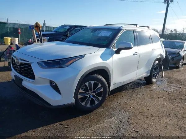 5TDGBRCH5NS548272 2022 TOYOTA HIGHLANDER - Image 2