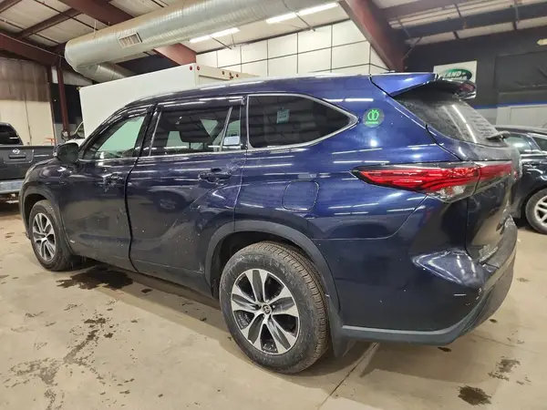 5TDGBRCH5NS549017 2022 TOYOTA HIGHLANDER - Image 2