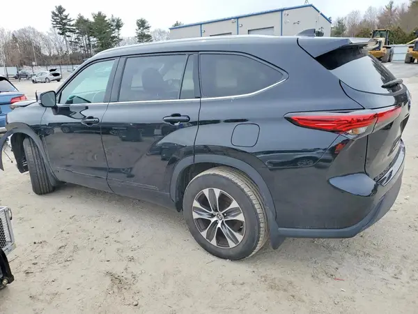 5TDGBRCH5NS556324 2022 TOYOTA HIGHLANDER - Image 2