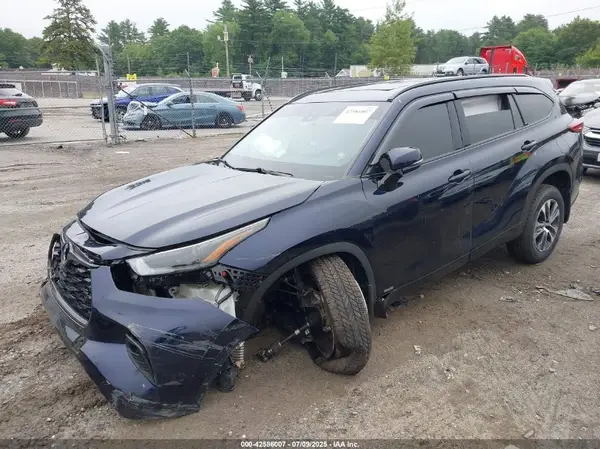 5TDGBRCH5NS556680 2022 TOYOTA HIGHLANDER - Image 2