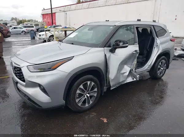 5TDGBRCH5NS556887 2022 TOYOTA HIGHLANDER - Image 2