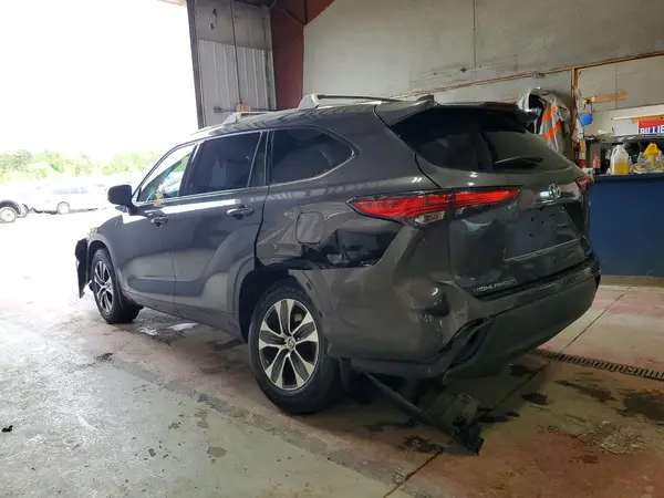 5TDGBRCH5NS558736 2022 TOYOTA HIGHLANDER - Image 2