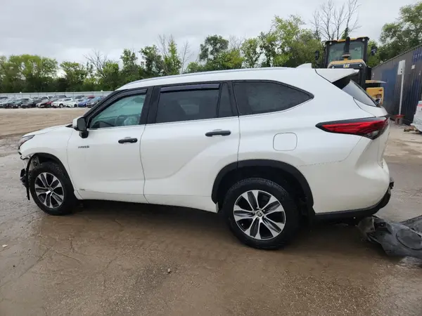 5TDGBRCH6MS037250 2021 TOYOTA HIGHLANDER - Image 2