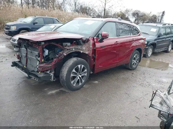 5TDGBRCH6MS048099 2021 TOYOTA HIGHLANDER - Image 2