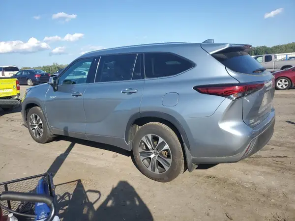 5TDGBRCH6MS068501 2021 TOYOTA HIGHLANDER - Image 2