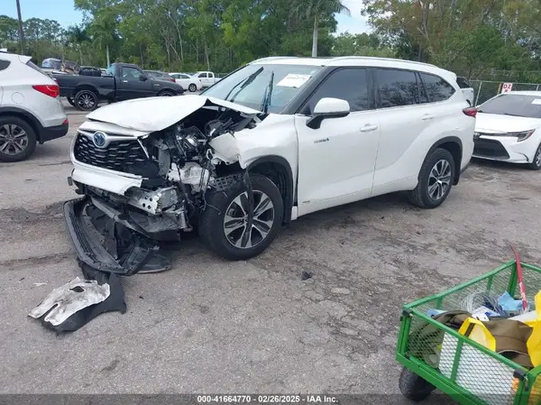 5TDGBRCH6MS531611 2021 TOYOTA HIGHLANDER - Image 2