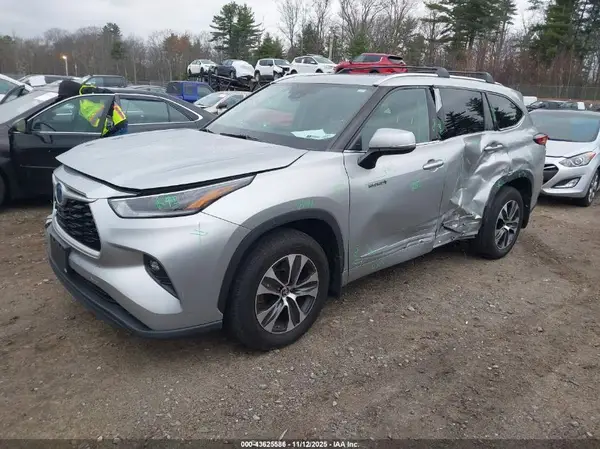 5TDGBRCH6MS533665 2021 TOYOTA HIGHLANDER - Image 2