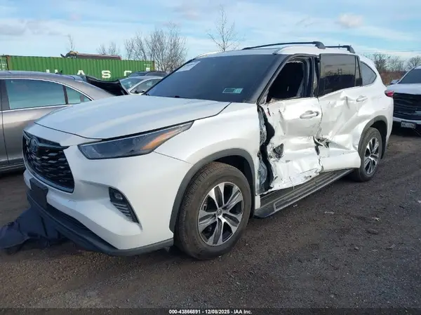 5TDGBRCH6NS548751 2022 TOYOTA HIGHLANDER - Image 2