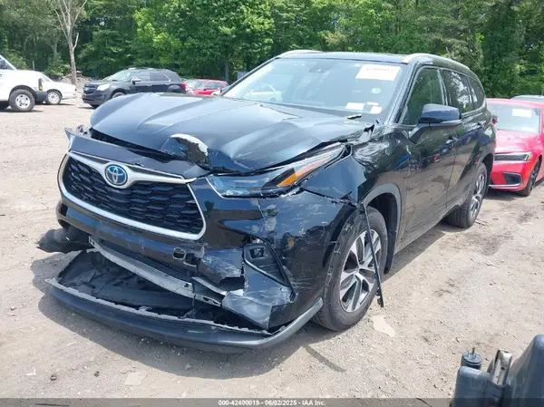 5TDGBRCH6NS551486 2022 TOYOTA HIGHLANDER - Image 2