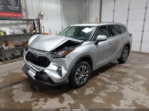 5TDGBRCH7LS505291 2020 TOYOTA HIGHLANDER - Image 2