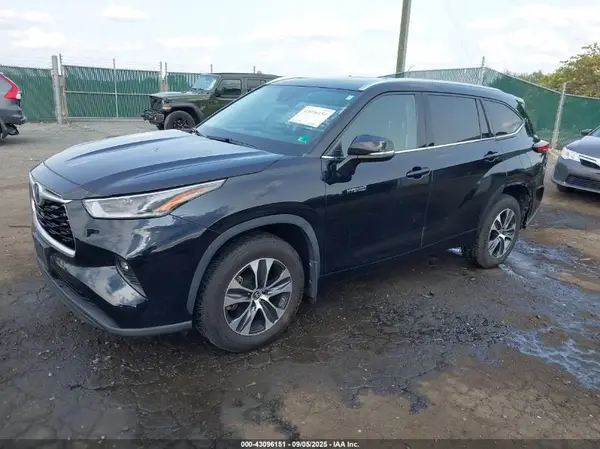 5TDGBRCH7MS523131 2021 TOYOTA HIGHLANDER - Image 2