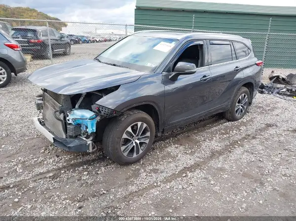 5TDGBRCH7NS541727 2022 TOYOTA HIGHLANDER - Image 2